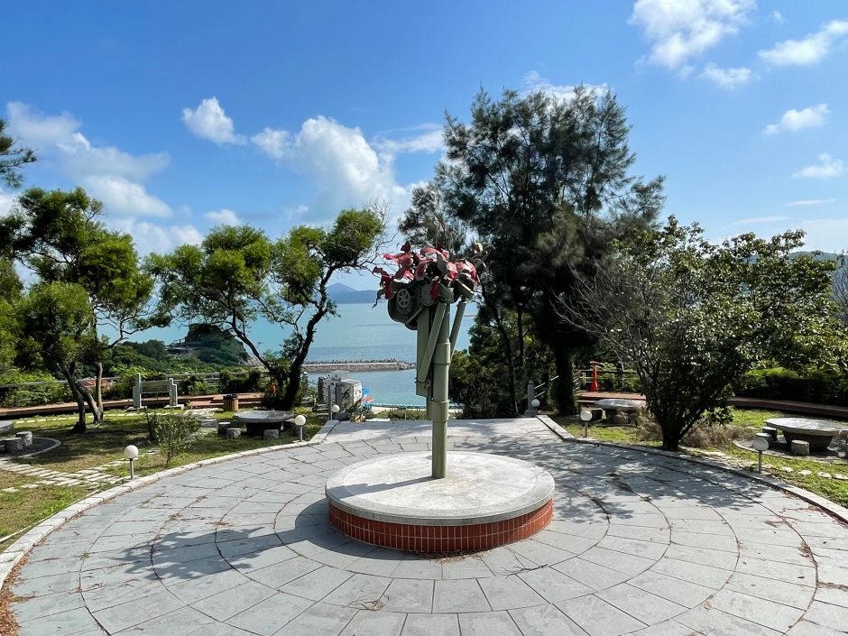 小檔2023馬祖國際藝術島IMG_4095坐落在南竿軍人紀念公園的「珠螺村藝術裝置」，藝術家廖建忠的作品，經過居民命名為《珠螺花開時，》