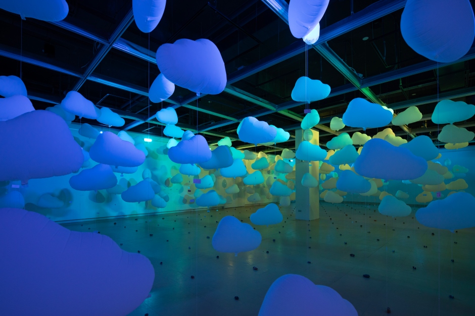 同時這些雲朵在展期間也飄到了馬祖的民俗文物館，變成了精彩的展覽。小檔2023馬祖國際藝術島島嶼風景_NA30《通往雲的故鄉》高橋匡太（03）一同實現，同時