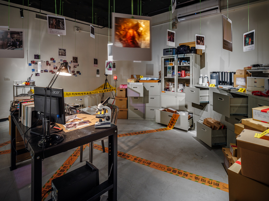 14.文博會主題館「野性博物館」的第三展間「密碼書庫房」，邀請電影美術團隊打造創意的案發現場。來自知識能量的高密度蓄積。文化藝術乃至於設計生態，都需要填柴加料，讓核心動力的引擎點火後能持續內燃，暗含靈光。維持創作熱情的萬有引力，是博覽群書的靈感、文書計劃案的工作內容、抑或是長時間的田野調查，以上皆是。