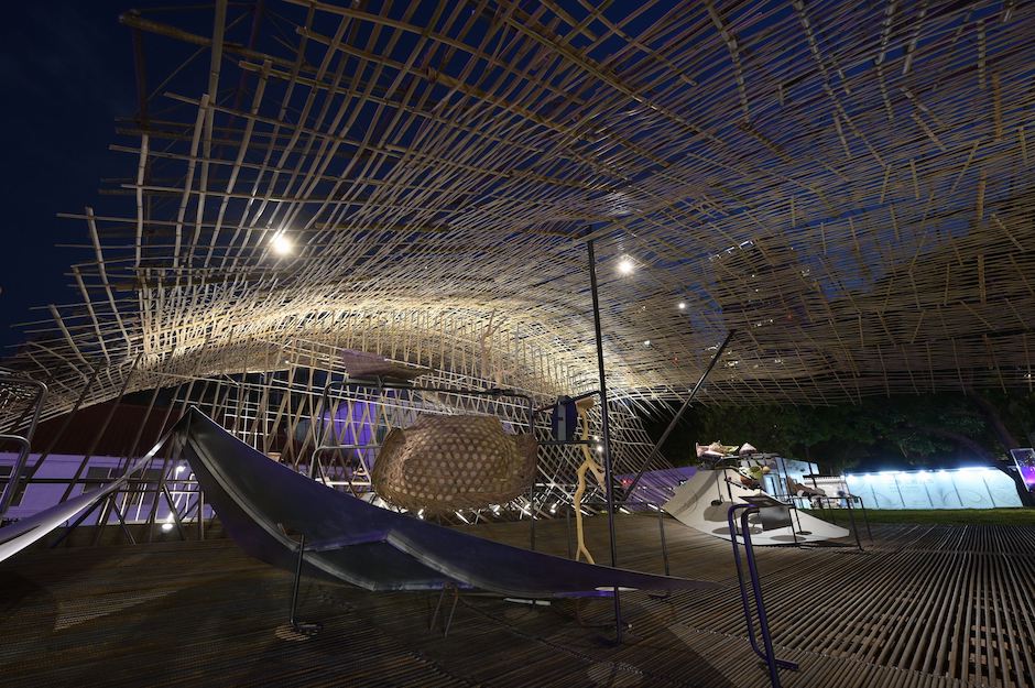 工藝主題館《鷂－飄浮的停機坪》運用工藝編織的手法，外形用三塊弧形，勾勒出鳥類飛翔翅膀的動態的意象，以天然原始素材創造具實驗性和議題性的裝置，透過空間、光影、風與陽光灑落與人進行互動與對話。劃出文明與自然交會的天際線