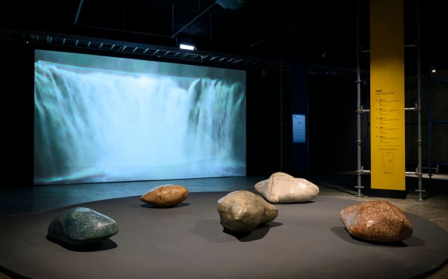 藝術銀行「上半場比數10：10」特展回應本屆展會「野生臺灣」總策展主題，展現臺灣藝術家特有種的原創與野性生存基因。展覽於圖書館2F一景 (圖由臺灣美術基金會提供)