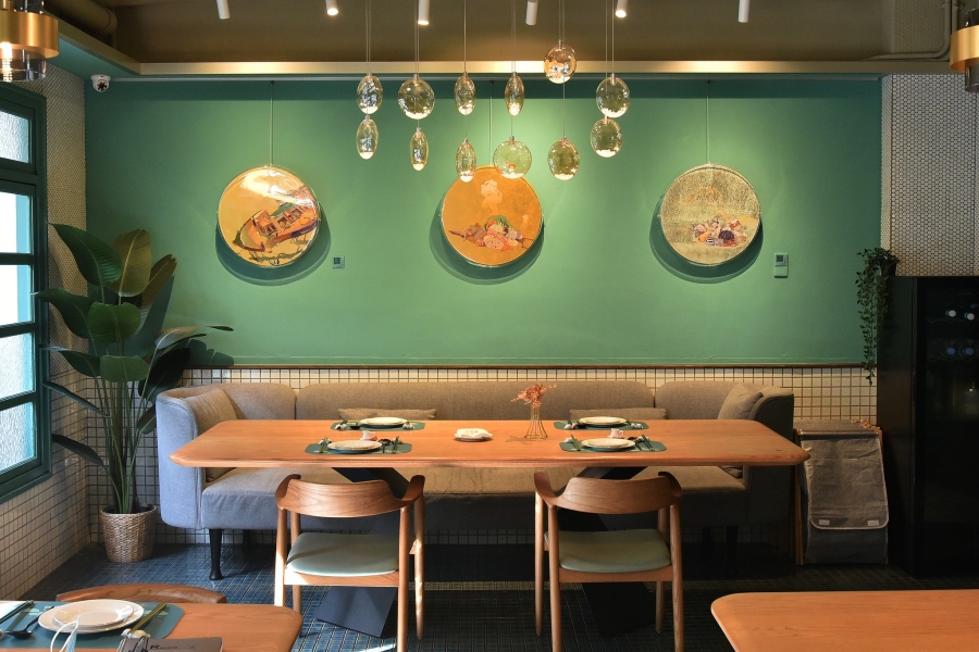 臺中「帶一片風景走」展覽，以藝術銀行購藏藝術作品，串聯店家柳梢青餐廳的店內實景照片