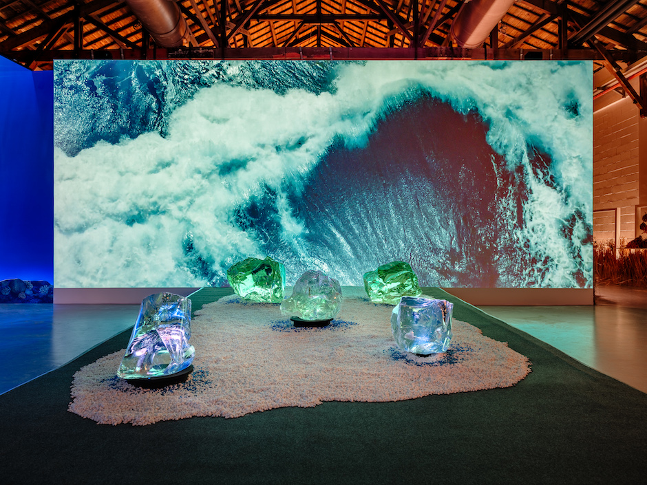 地方主題館「野化論」第一展區「跳浪穿山」，以望遠鏡的廣幅，將陸地視角轉換為自海洋出發的世界觀，島嶼與海洋的關係不再是汪洋小島的孤立投射，而是以島、以海相連的群島之洋（sea of islands）。