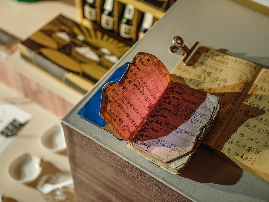 「島國純釀」的組成緣起，來自於熟悉全臺製醬廠的三益釀造化學工廠劉阿姨的牽線。售有各式製醬用麴菌的劉阿姨，擁有一本仍在使用中的電話號碼小簿子，手寫記載了臺灣從北到南及離島的製醬廠電話。在阿姨的建議與促成下，讓這群用心的製醬人們由此展開一起共創的旅程。