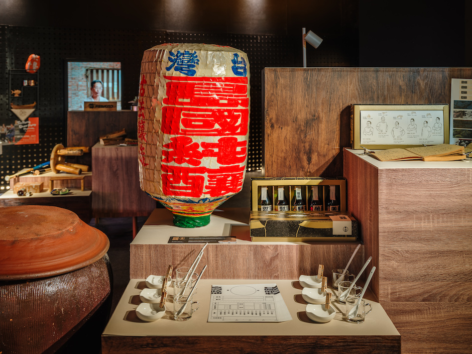 在地物產如何與消費者之間建立更深化的溝通認識？一群位在雲林、台中、彰化的傳統醬油釀造廠接班人們，共同自發創立「島國純釀」品牌，並且以業界共享的「公共財」為前提，主動研發「醬油品評系統」期待能藉此讓消費者找到自己喜歡的醬油風味，也讓台灣釀醬文化有機會轉化為實際的收益與價值。