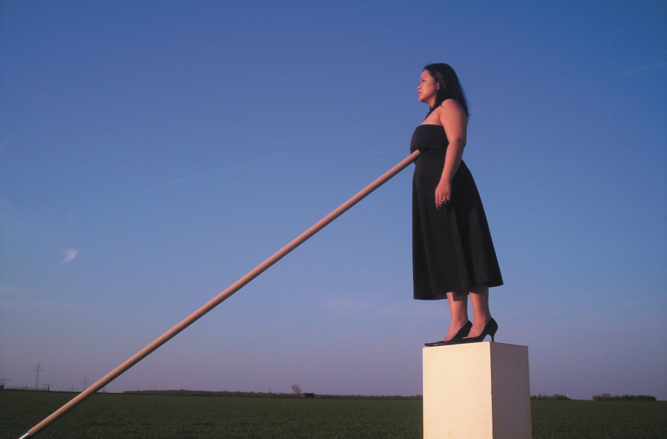 上稿圖印尼著名的行為藝術家麥拉蒂．蘇若道默（Melati Suryodarmo））