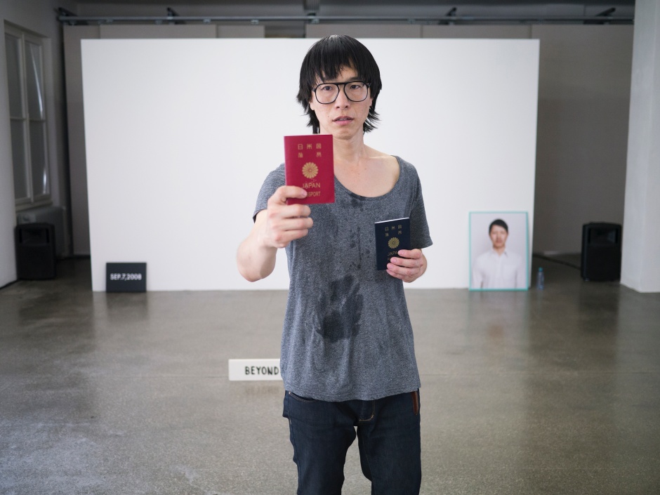 上稿圖行為藝術家松根充和（Michikazu Matsune）以《跳舞吧！如果你想進入我的國家。（臺北表演藝術中心提供）