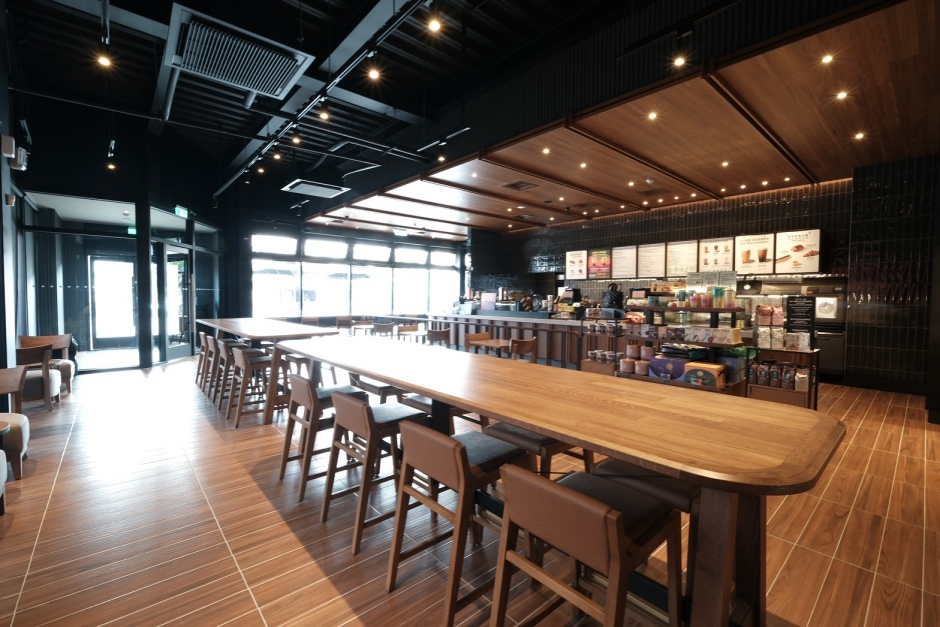 小檔星巴克走進小港中安門市內部，以外觀材料概念延伸至壁面，室內大量的木紋面材調和成沉穩的深色調性，提供給顧客旅途中舒適的休息空間。