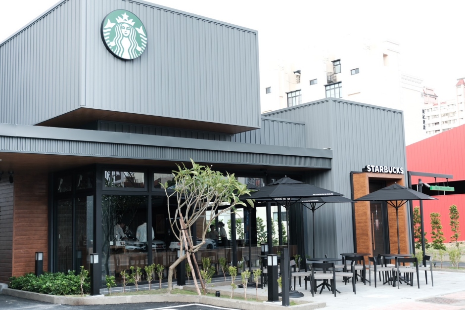 小檔星巴克小港中安門市外觀以貨櫃意象堆疊打造港口貨櫃門市，提供給顧客在港口也能夠隨時隨地享用星巴克的美味咖啡，勢必吸引在地人或旅客前來打卡拍照，將成為高雄港人氣新打卡景點。