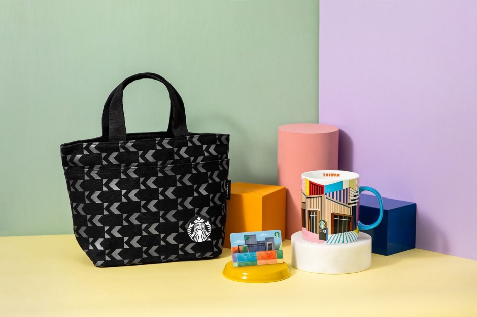 小檔星巴克小港中安門市的限定首賣商品，「小港中安隨行卡」、「小港中安馬克杯」、「DT女神帆布提袋」等特色商品以慶祝門市開幕。
