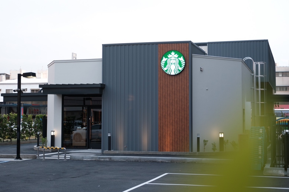 小檔星巴克本次小港中安門市則以「貨櫃」為主題，強化小港區是大港雙港中心的特色，並且結合車道型門市(Drive-Thru)，提供給長途開車的顧客無須下車即能點購咖啡的便利服務。