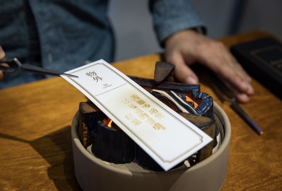 小檔 臺灣文學館20週年館慶「物外設計」帶來文字的互動詩籤「烤烤文字現身」，以文學家的至理名言烤出今日的機會與命運。_