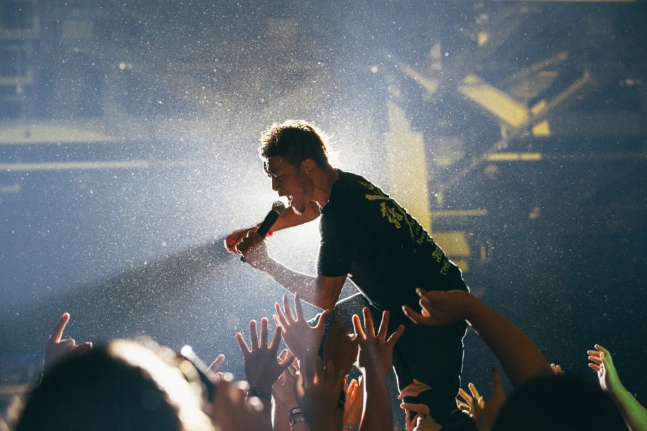 首屆登台演出的日本龐克樂團BRAHMAN主唱TOSHI-LOW。（圖片提供：夥球擊）