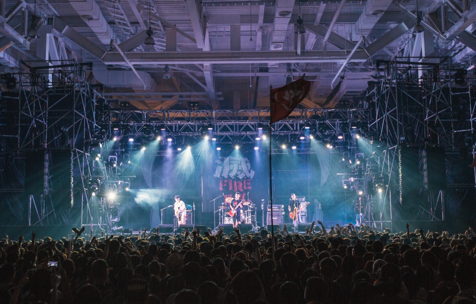 發起火球祭的滅火器自然不錯過每一屆的登台演出。（圖片提供：夥球擊）