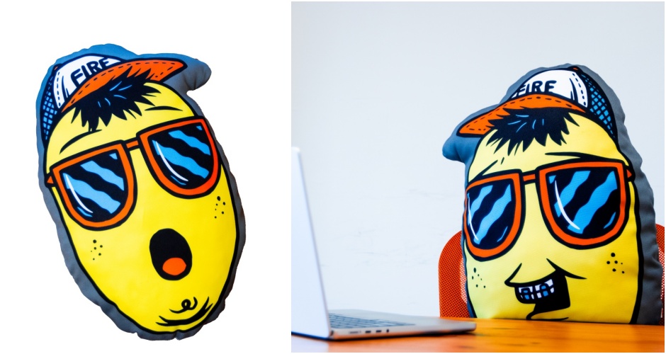 周邊商品「火抱浪子」抱枕上是由日本知名龐克插畫家TM-Paint繪製的核心視覺「火焰先生」。（圖片提供：夥球擊）