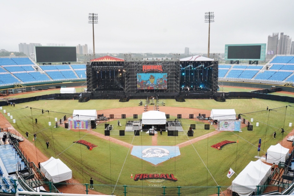 第二屆舉辦於現樂天桃園棒球場後，室外場地容納人數翻倍，並列的雙主舞台更顯氣勢。（圖片提供：夥球擊）