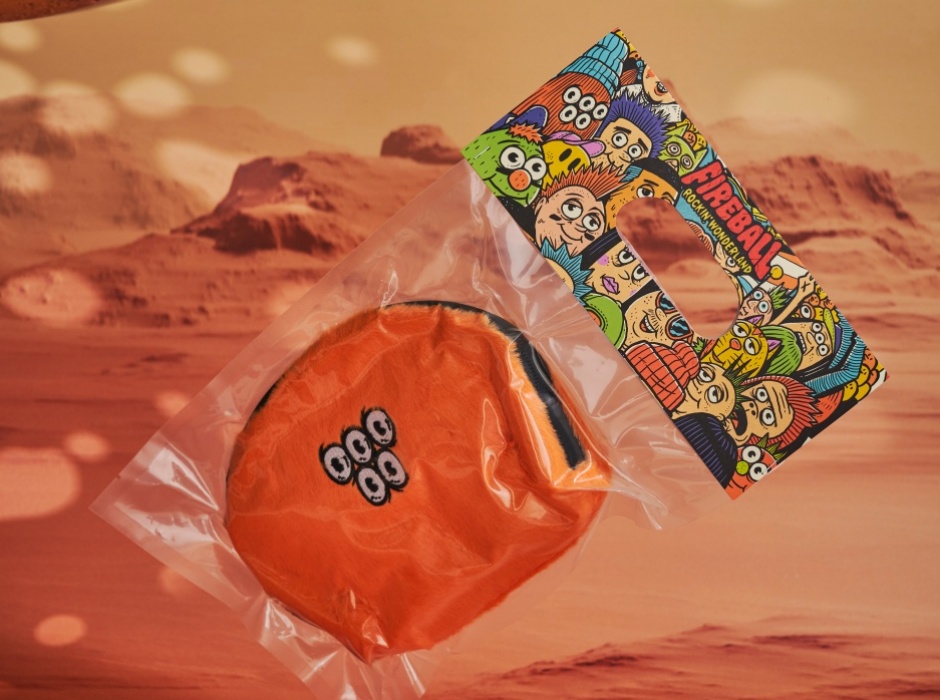 聯名商品之一的「毛怪の毛茸茸化妝包」。（圖片提供：夥球擊）