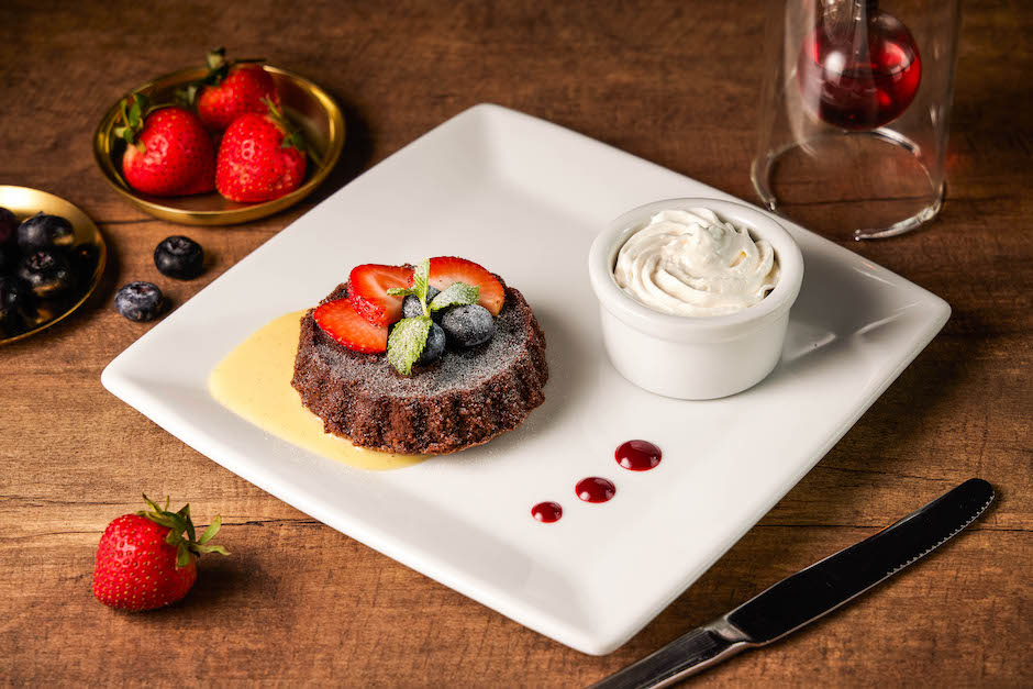 茹絲葵牛排館30週年套餐佐餐甜點則以巧克力蛋糕搭配巧克力慕斯設計，讓甜蜜與美好滋味於用餐結尾時仍縈繞心頭！（圖片由茹絲葵提供）