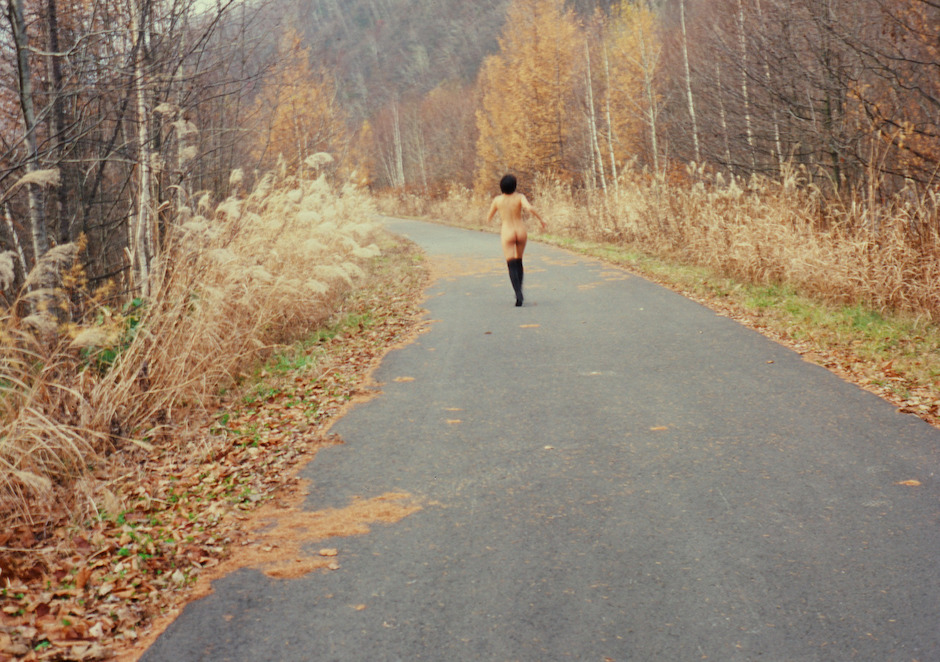 〖Sharol〗曾待過殯葬業，與動物重症醫院護理，未受過藝術訓練的她，當初拿起相機，想透過鏡頭轉化內心的生死交關。而現在的她希望透過攝影書《Sharol Nude》帶你經歷她所愛的生1