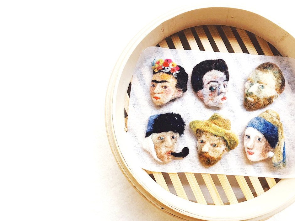 〖下手上手〗溫潤的「畫風」透過羊毛氈模模糊糊的邊界，呈現人與動物的形體姿態，讓人感覺暖呼呼的。