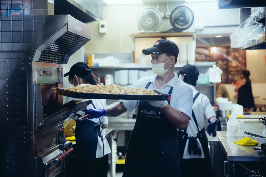 04 圖說：《異他方》展現不同文化和價值觀的新北市民生活的一天，詮釋呈現新北人們生活在這裡的各種樣貌及多元族群的特色。圖片提供工二建築