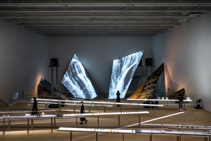 03圖說：《新北山河陣》新北山河陣以新北山、河、海環繞的大地初始能量為開場，創造「走進山河陣」的獨特感官體驗。圖片偶然設計提供