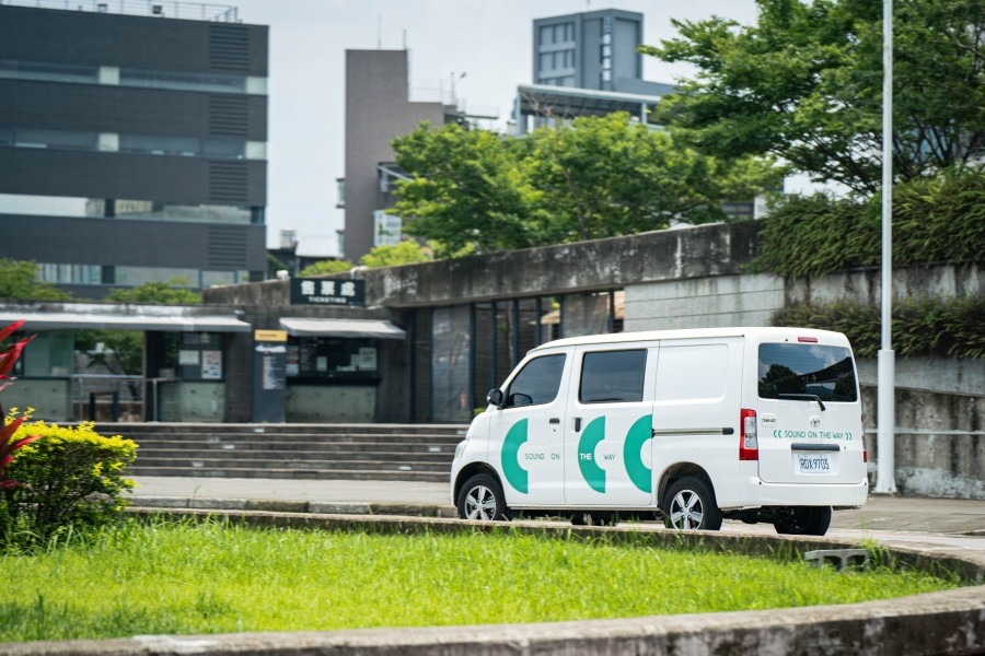 11圖說：作品《Project 365新北前進中》，行動車「發聲宅急便」走遍新北，匯集各個區域的市民聲音，共創新北美好未來。圖片小島裡文化提供