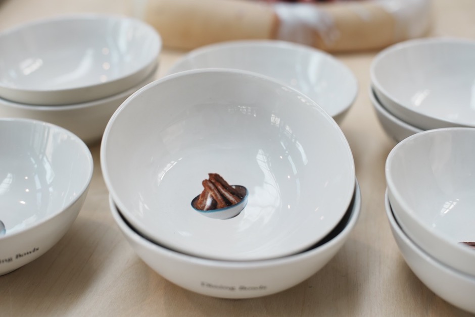 日光慢漫陶瓷設計展：14_一碗食堂與新太源轉寫印刷合作陶瓷貼花，創作專屬碗器