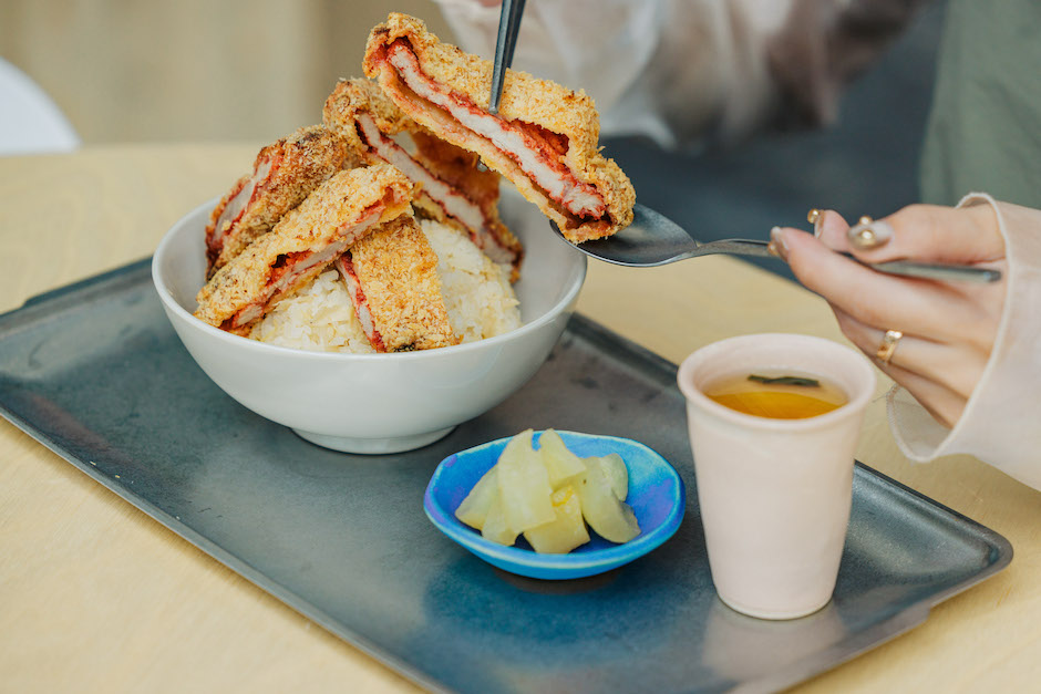 日光慢漫陶瓷設計展：08_釀香豬排鹹炊飯定食將米麴香氣濃郁的紅糟肉以日式炸豬排的料理形式呈現，玩轉釀酒醃肉的傳統風味