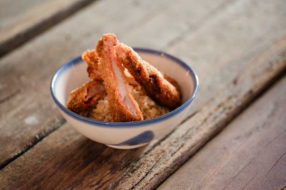 日光慢漫陶瓷設計展：13_以粗製的白陶畫上靛藍竹葉、花邊的古早碗是很能代表鶯歌早期庶民生活的器皿