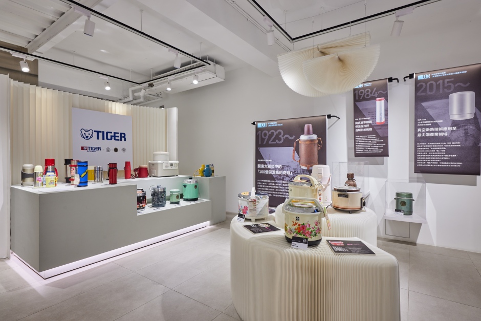 小檔慶祝日本虎牌TIGER 100週年 「1GO Anniversary and Next」特展登台_100週年限定商品1慶祝日本虎牌TIGER 100週年 「1GO Anniversary and Next」特展登台_空間_100週年特展1日本虎牌TIGER於台北旗艦店舉辦「1GO Anniversary and Next 」展覽，三大展區分別以復刻典藏工藝、永續潮流時尚、職人小料理