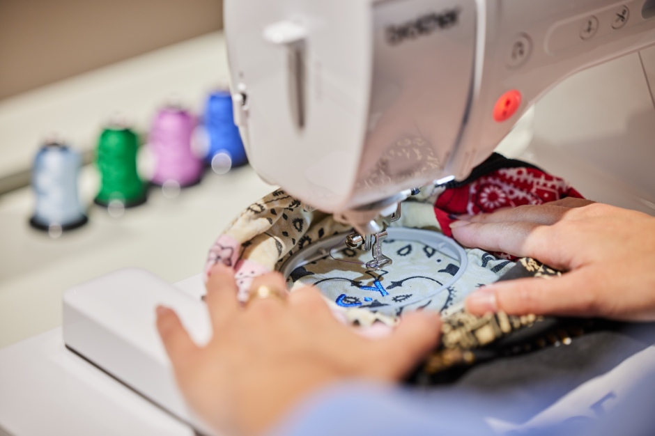 小檔慶祝日本虎牌TIGER 100週年 「1GO Anniversary and Next」特展登台_潮流背袋_客製刺繡服務2開展首三天加碼提供現場客製刺繡服務，為你打造專屬的風格隨身「魔法瓶」潮流背袋。