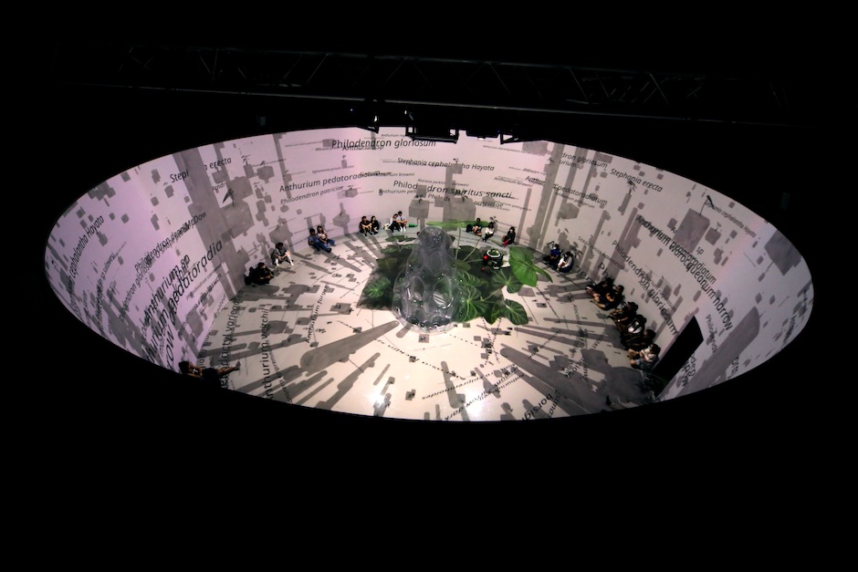 國美館「串流群落：溫室中的溫室」展覽現場11《串流群落：溫室中的溫室》展覽探索人類文明歷史與生態相互依存和環境變遷的關係（圖片提供：日目247visualart）