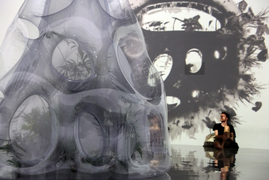 國美館「串流群落：溫室中的溫室」展覽現場2藝術家運用沉浸式環形空間的特性，把美術館打造成一座溫室，投影出存在於溫室中的平行歷史（圖片提供：日目247visualart）