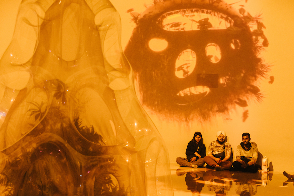 國美館「串流群落：溫室中的溫室」展覽現場6在工業革命與全球貿易時代下，可以隔絕環境的「沃德箱」催化了地球生態的交換（圖片提供：日目247visualart）