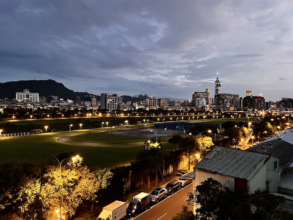 打開台北的活動之一：參觀浩漢設計10四樓天台的夜景