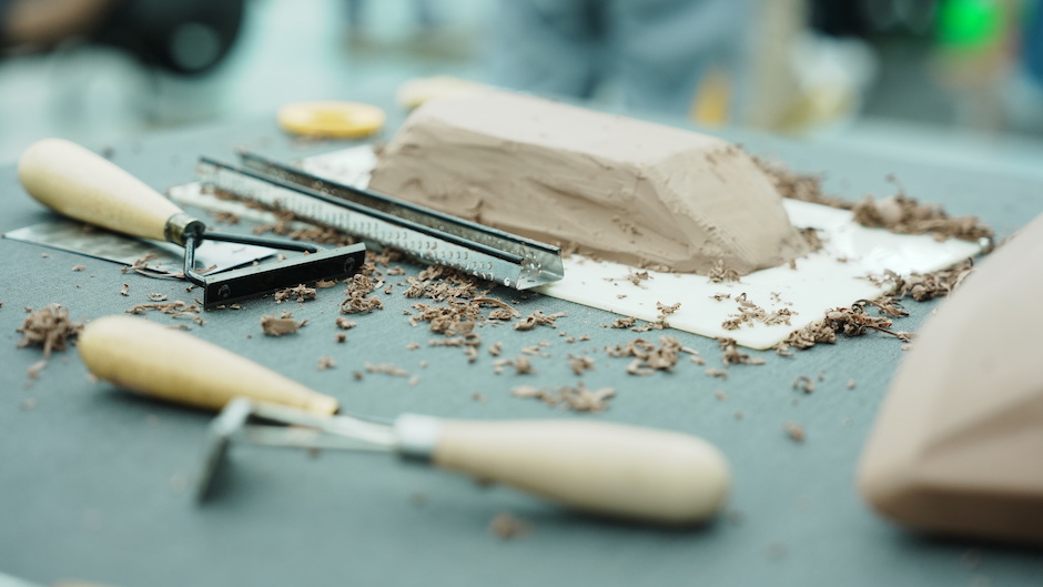 打開台北的活動之一：參觀浩漢設計01油土造型部設計師以精巧手藝雕塑油土造型