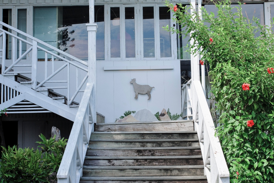 小檔花蓮美感石場7. 原野牧場-入口小羊本次結合石材水刀工藝技術,將創立自1988年的牧場的小羊標記,活靈活現呈現在場域當中。 小檔花蓮美感石場7. 原野牧場-入口小羊本次結合石材水刀工藝技術,將創立自1988年的牧場的小羊標記,活靈活現呈現在場域當中。