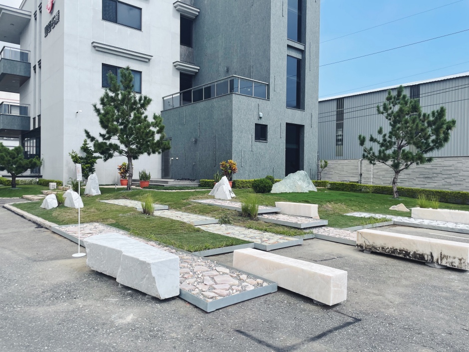 小檔花蓮美感石場97FED653-7871-439F-8A1D-57E900524426今年再次透過台灣設計研究院執行的IDDI補助本公司讓空間動線升級,規劃以「層層疊疊」為概念的天然山形石材造景區,讓邊餘料成為一道風景 小檔花蓮美感石場97FED653-7871-439F-8A1D-57E900524426今年再次透過台灣設計研究院執行的IDDI補助本公司讓空間動線升級,規劃以「層層疊疊」為概念的天然山形石材造景區,讓邊餘料成為一道風景