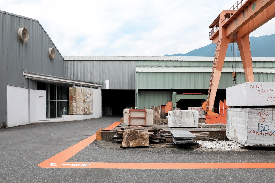 小檔花蓮美感石場3. 煌奇石業_2 以玄關入口印象青玉石迎賓牆為主體的場域空間動線升級位於花蓮縣新城鄉的煌奇石業,為本次美感石場主展場。 小檔花蓮美感石場3. 煌奇石業_2 以玄關入口印象青玉石迎賓牆為主體的場域空間動線升級位於花蓮縣新城鄉的煌奇石業,為本次美感石場主展場。