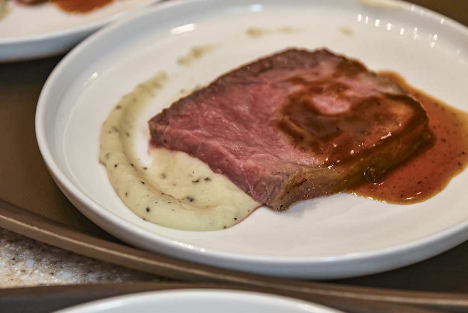 大倉久和大飯店_「日本溫泉之最 大分縣之夜」晚宴_ 爐烤大分和牛沙朗佐和牛肉汁 大倉久和大飯店_「日本溫泉之最 大分縣之夜」晚宴_ 爐烤大分和牛沙朗佐和牛肉汁