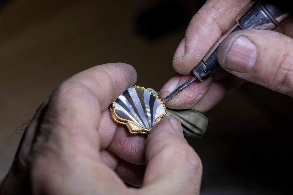 batch_Lucky Summer Seashell胸針 18K⿈金,⽩⾊珍珠母⾙,灰⾊珍珠母⾙ 參考售價NTD241,000元