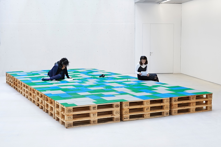 Natascha Sadr Haghighian裝置〈pssst LEOPARD 2A7+〉（2013～）。（圖片提供：Deutscher Pavillon，攝影：Günter Kresser）