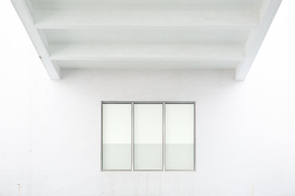 賴志盛複合媒材裝置〈2B205〉局部（2023），2023台北雙年展委託現地製作。（攝影：賴志盛）