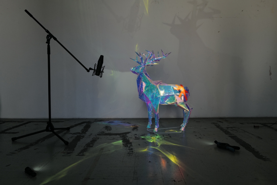 Natascha Sadr Haghighian多聲道雕塑裝置〈心.坎〉（2023），2023台北雙年展委託現地製作。（圖片提供：Natascha Sadr Haghighian，攝影：Max Schneider）