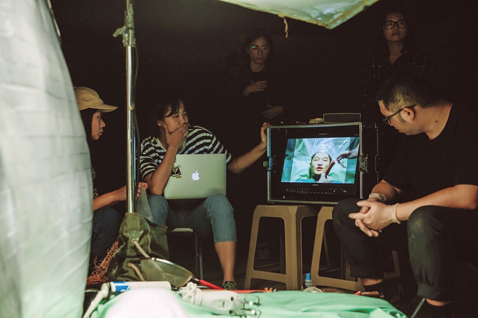 郭佩萱拍攝MV側拍花絮照：Leo王〈無病呻吟〉feat.蛋堡。（圖片提供：郭佩萱）