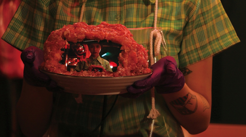 郭佩萱對新生代女演員王渝屏在Leo王〈消化不良〉中的即興演出讚譽有加，成為整支MV的最大亮點。