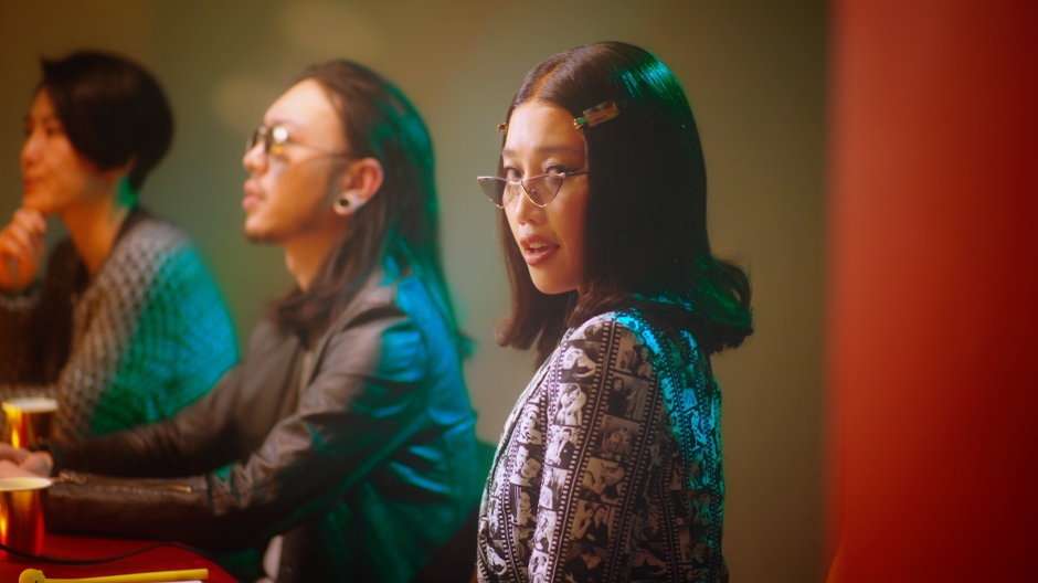 A-Lin於郭佩萱執導的〈38一朵花〉MV中，回顧8∼38歲成為歌手的歷程，總共更換8款造型親自演出不同時期的自己。