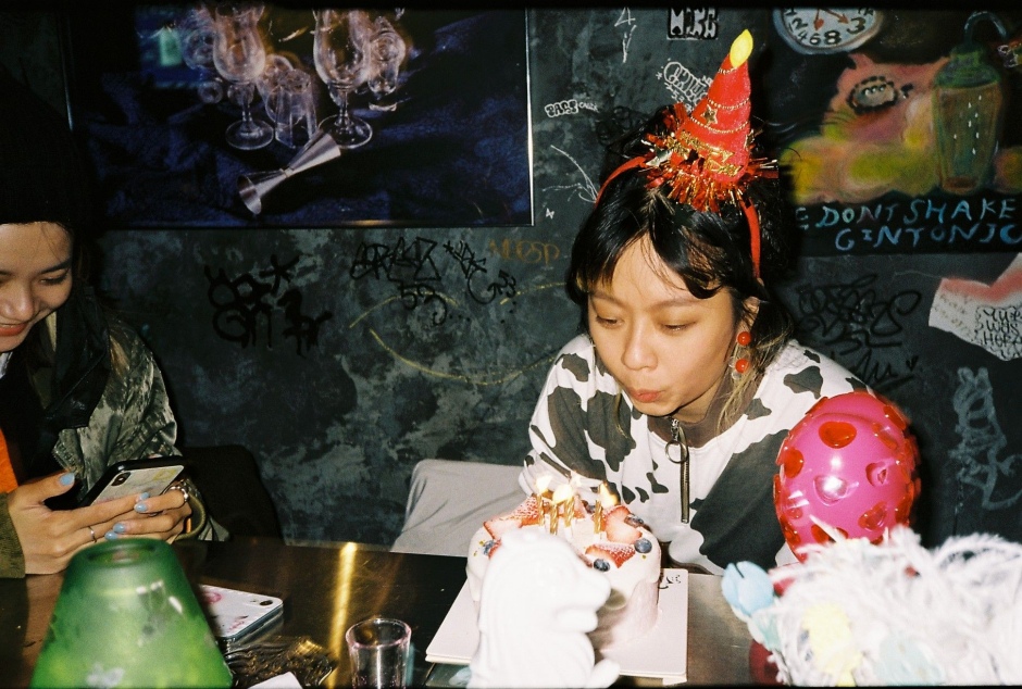 執導邵勸明〈一身泥濘〉MV時，郭佩萱將河濱公園內的一棵看似平凡的大樹作為主場景，竟意外拍出超現實美感，讓她成就感十足。