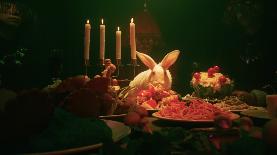 郭佩萱MV作品：大象體操〈女巫〉。